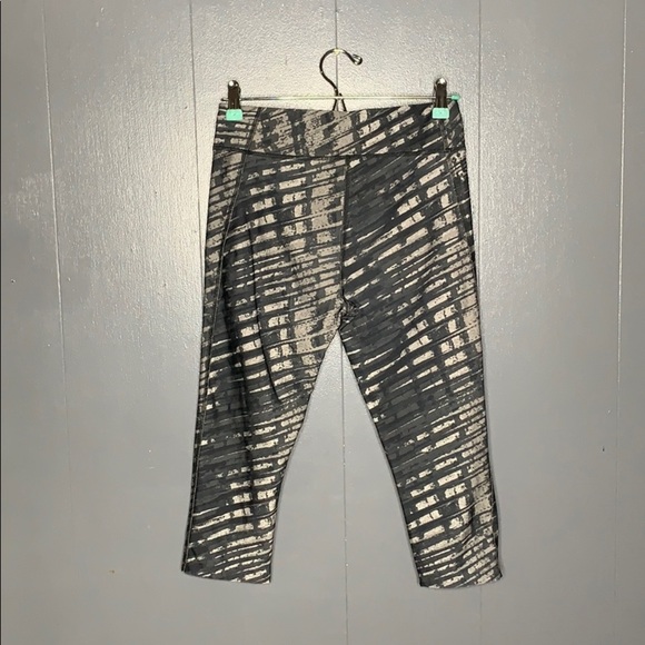 Under Armour Gray leggings Capri length Size M - Picture 4 of 6